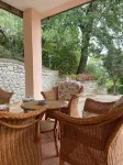 House surrounded by oak trees, ideal for families who like to relax.
