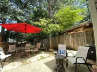 JET'S HANGAR:  WALKABLE, PET-FRIENDLY, RENOVATED Game Day Townhome!