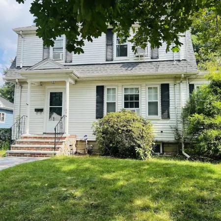 Gorgeous Home in Waltham quiet, family-friendly neighborhood, 2 free parking!