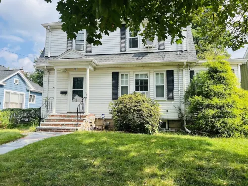 Gorgeous Home in Waltham quiet, family-friendly neighborhood, 2 free parking! Hotels in Waltham