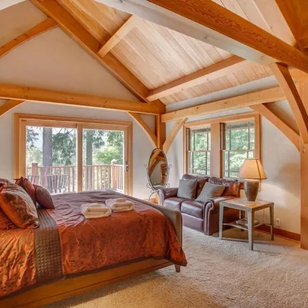 Snowgrass Lodge - Luxury timber lodge, riverfront, mountain views, hot tub