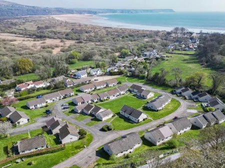 Bayview 32 - 2 Bedroom Chalet - Bayview Oxwich Отели в г. Пенрис