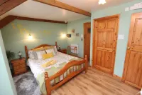 Cosy dog friendly cottage in an idyllic rural setting near amazing beaches
