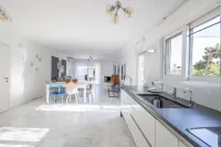 Elegant Coastal Haven Fully Renovated 3-Bedroom Apartment