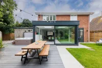 Coastal Retreat for 10 With Hot Tub