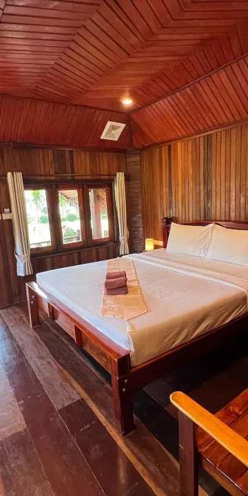 กระท่อมไม้วิวสระว่ายน้ำ(เตียงใหญ่)