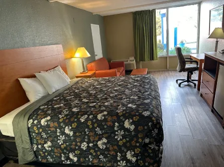 Rodeway Inn Stone Mountain Отели рядом с достопримечательностью «Stone Mountain Covered Bridge»