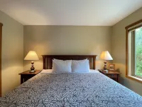 Whispering Pines Hotels near Golden Museum and Archives