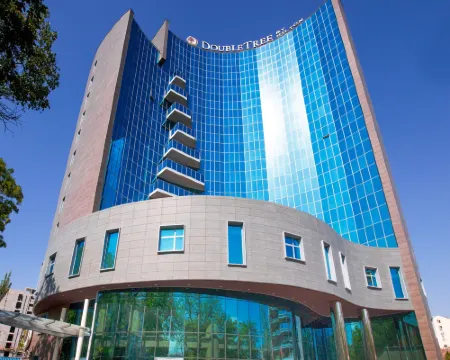 ダブルツリー バイ ヒルトン ホテル エレバン シティ センター エレバンのホテル