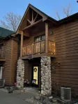 Charming woodland villa located in a secured resort across from Starved Rock