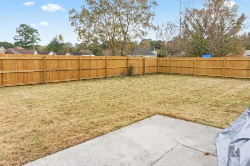 4BR Near Airport - King Bed, Beauty Bar, & Parking