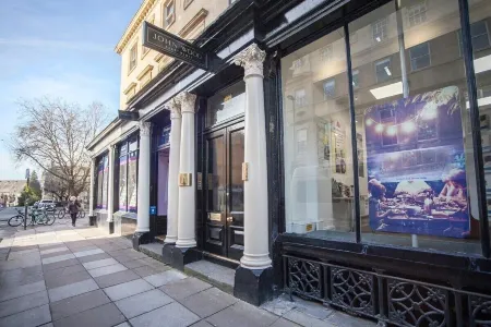 Stylish Wood Street Apartment Отели рядом с достопримечательностью «Университет Бат»