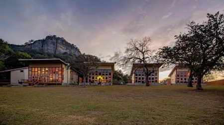 Seven Bluff Cabins Отели рядом с достопримечательностью «Парк штата Гарнер»
