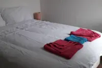Grand 4-Bed Quasi Semi House in Manchester Hotel di Sale