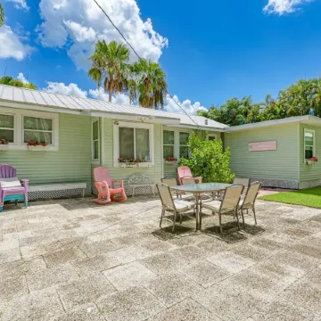 Cottage Haven-One Minute Walk to the Beach-Private Yards-Keyless Locks