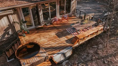 Secluded House with hot tub at base of Shawangunk Ridge