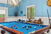 The Great Escape by AvantStay Game Room Hot Tub