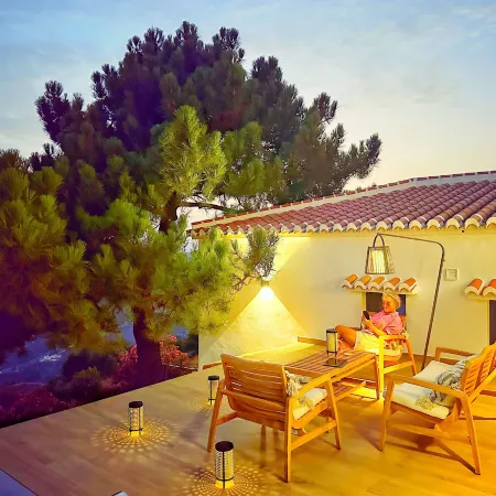 2 Bed Villa - Sleeps 4 - Hot Tub - Parking