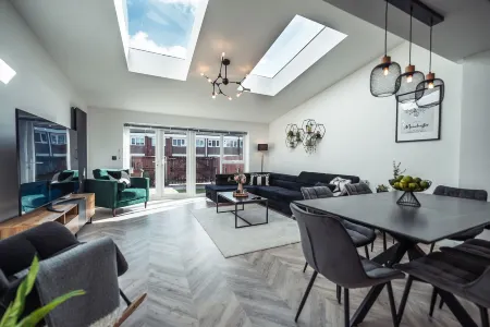 Exquisite 6 Bedroom Luxury Home Manchester Отели рядом с достопримечательностью «Колледж Коннелл Сикст Форм»