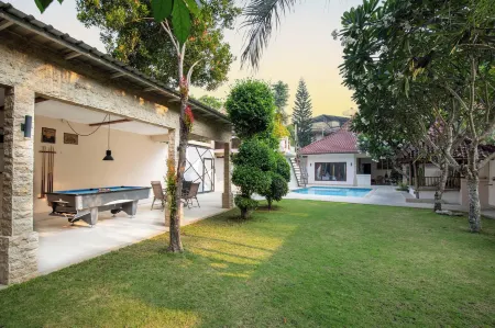 Ombe Villa Отели в г. Kembang Kuning