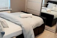4 Bed House-Garden-Parking-15 Min Elizabeth Line Hotels near Dagenham & Redbridge Football Club Arena