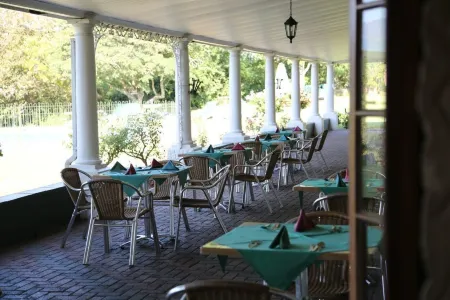 The Nest Drakensberg Mountain Resort Hotel Отели в г. Gaints Castle Game Reserve