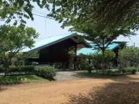 Phaiwan Baansawn Resort Hotels near Chainatmuni National Museum