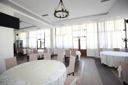 The River Hotel Отели в г. Тепелена