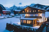 Serviced Luxury Chalet Evi, Ski-in Ski-Out - Bungalows
