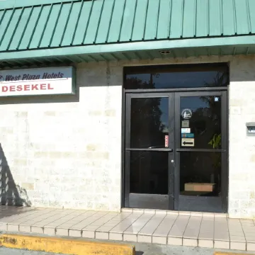 West Plaza Desekel