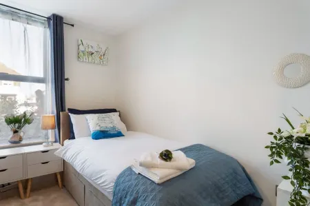 Host Stay Farrier William Отели рядом с достопримечательностью «Shell Grotto»