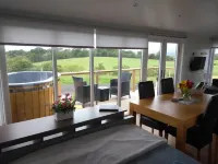 Cleeves Cabins Ailsa Luxury Lodge with Hot Tub Hotel di Lochwinnoch