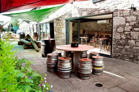 The Feathers Отели в г. Лландирног