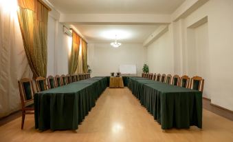 Leader Hotel