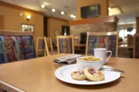 Econo Lodge Inn & Suites University - พร้อมอาหารเช้า