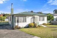 Waterfront Lodge Motel Отели в г. 