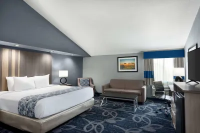 Baymont by Wyndham Shawnee Hotel dekat Ritz