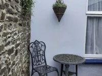 18th Century Cottage On Waterfront, Panoramic Sea Views, Courtyard Garden Hotels in Appledore