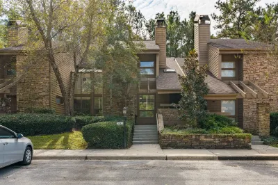 HOLDIAY SALE!! Beautifully decorated home close to everything