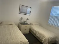 MANLYS FINEST LOCATION SO CLOSE TO BEACH SHOPS AND FERRY