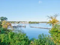 Beautiful 1500+ sq ft cabin with outdoor pool just steps off the patio Hotels in Arnolds Park