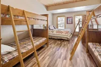 Centrally Located Luxury Home right on Rock Creek perfect for Large Groups - balcony