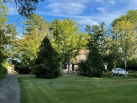 4 Bedroom 2 Bathroom Entire Home with Walk-In Lake Access