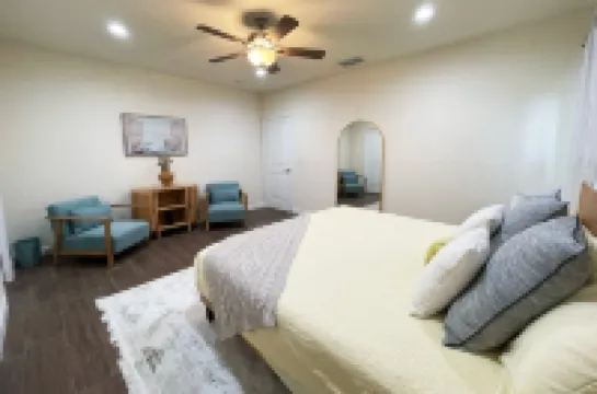 Fenced Yard with BBQ and Hammock - Gorgeous Modern Retreat