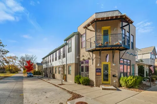 Downtown home near restaurants with full kitchen, washer/dryer, partial AC, WiFi