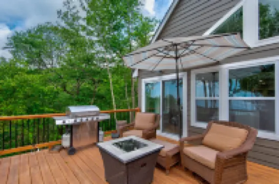 Spacious Living and Relaxing Hot Tub Views - Stunning Mountain Retreat