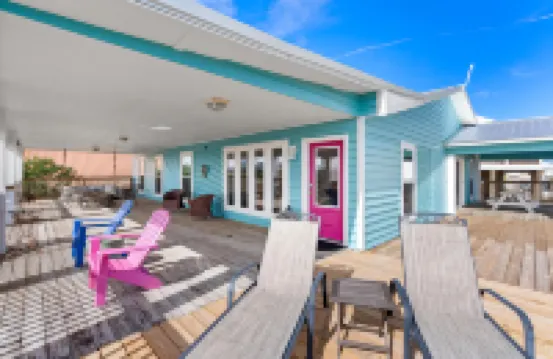 Spacious Deck and Chic Family Amenities - Stunning Gulf-View Retreat 多芬島酒店