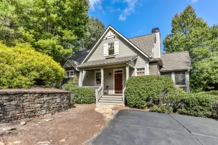 Mountain View and Game Room - Stunning Luxury Retreat