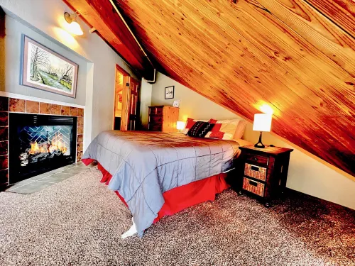 Private Deck and Scenic Marina Views - Cozy Serene Cabin