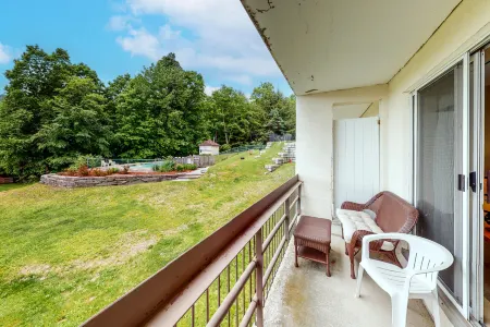 Ski-in/ski-out condo with mountain view, seasonal pool Отели рядом с достопримечательностью «Шугарбуш Резорт»